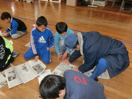 新聞でスリッパを作る参加児童