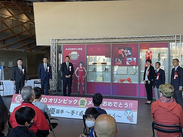 向田真優選手金メダル獲得記念展示除幕式での記念写真。
