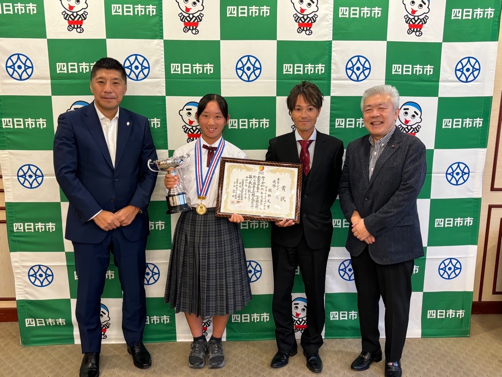 20240925 第51回全国中学生テニス選手権大会優勝表敬訪問.jpg