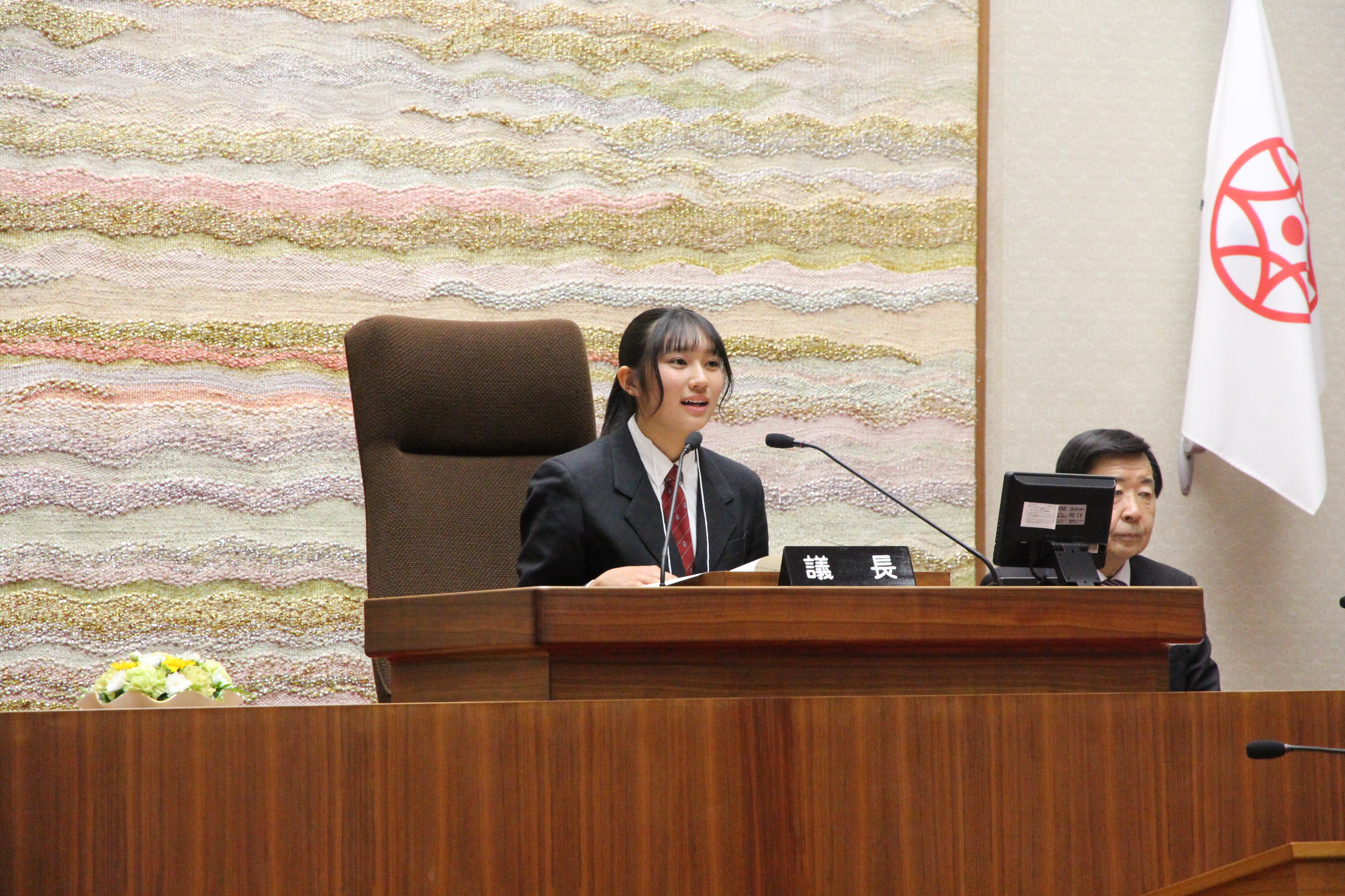 議長席に座る高校生議長