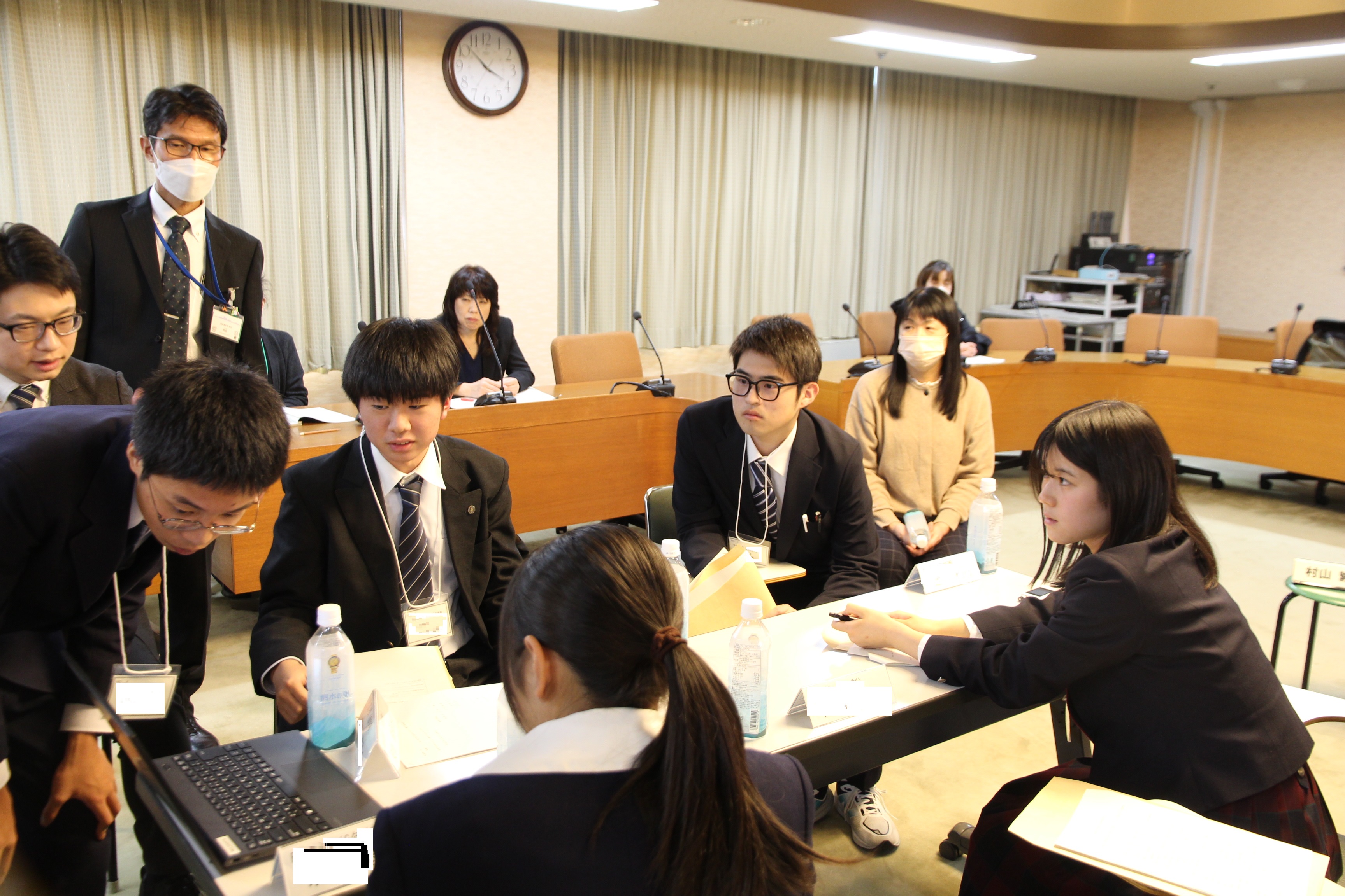 パソコンに映された内容を確認する高校生議員