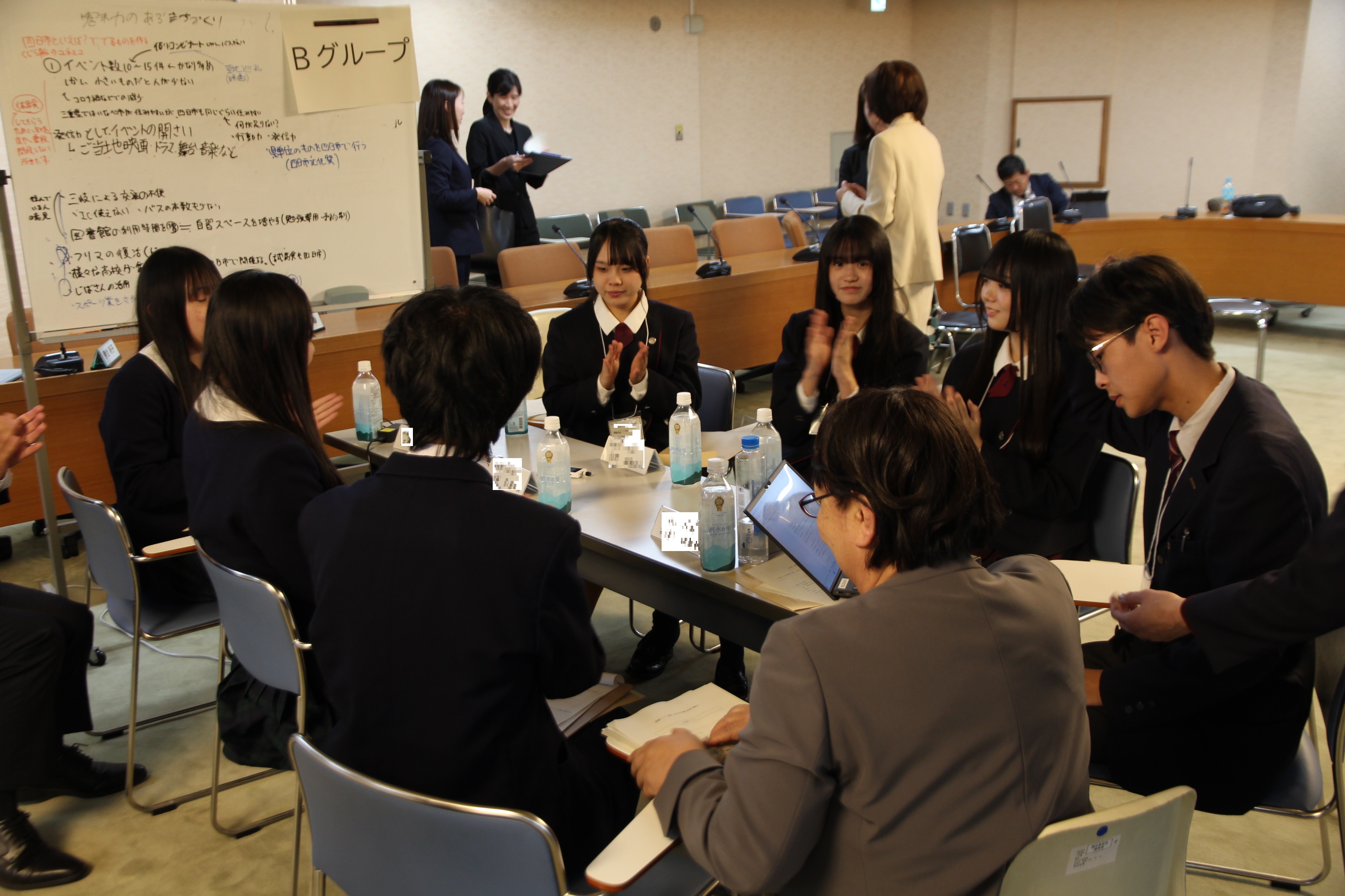 机を囲み議論する高校生議員