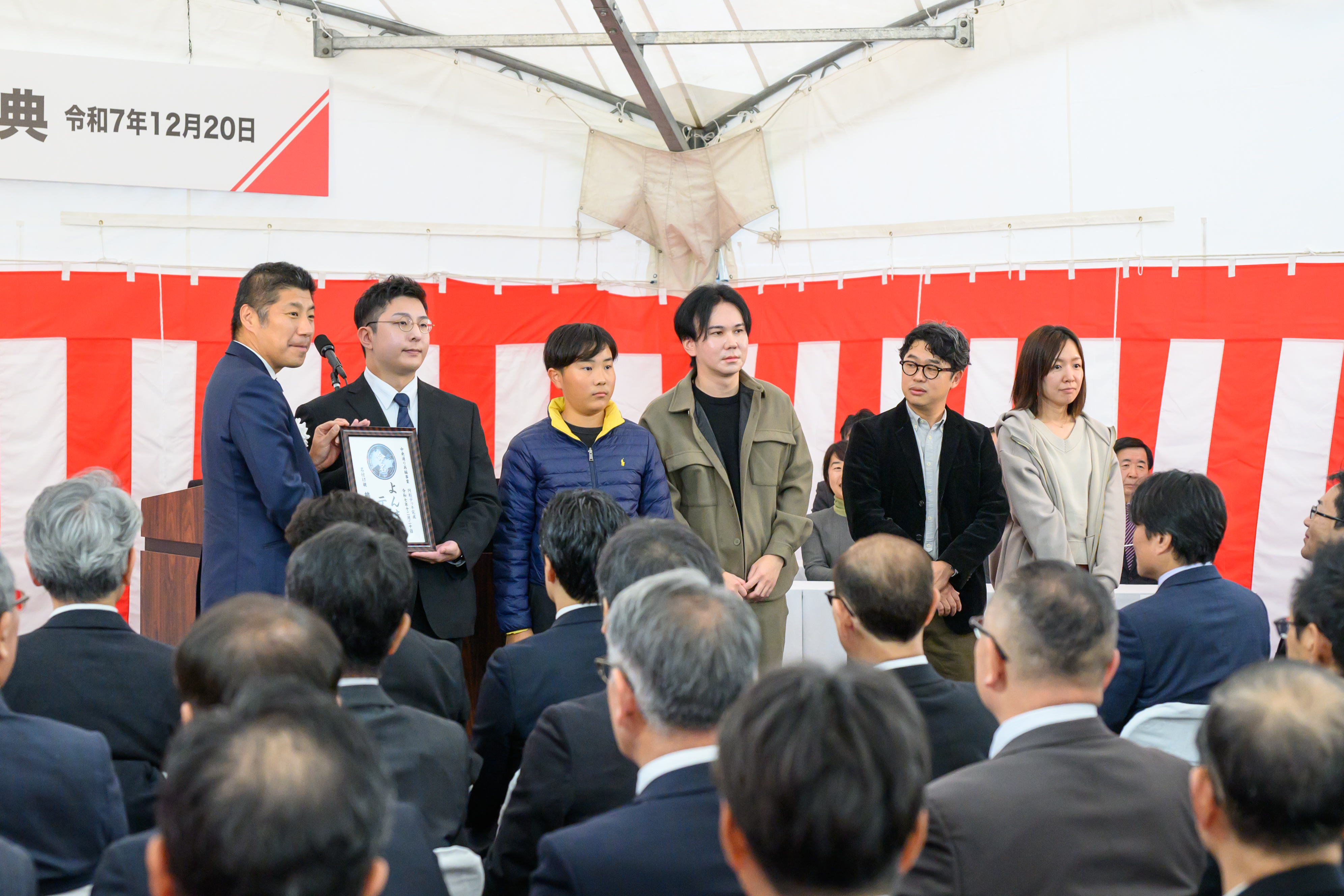 名づけ親5名へ記念品を手渡す市長